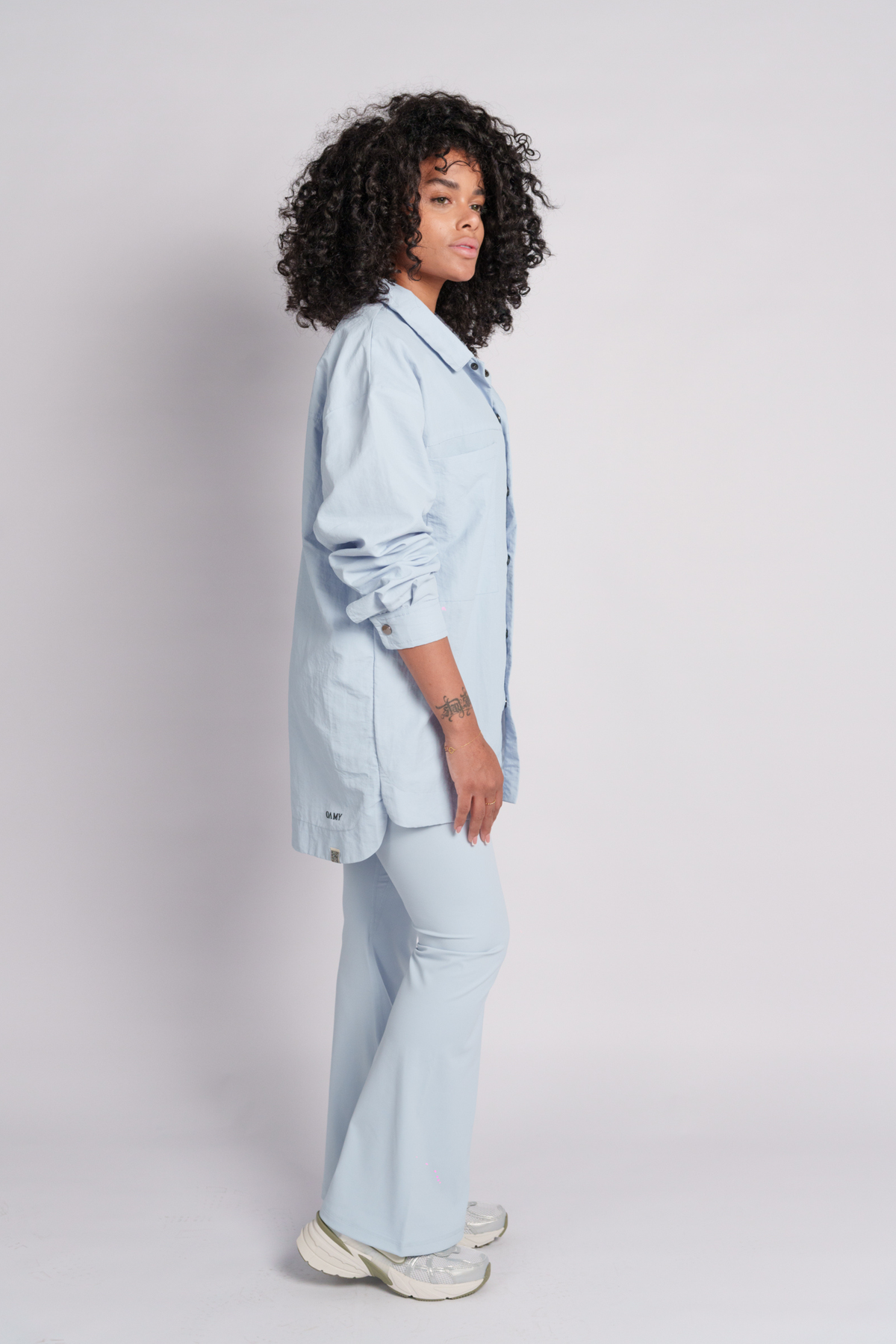 Woman wearing a baby blue shirt with flares