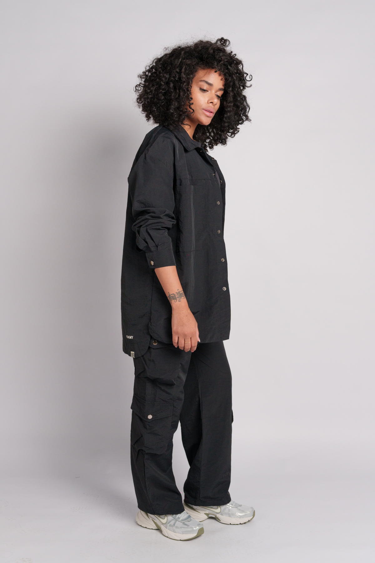 Person wearing a black shirt and a black cargos.